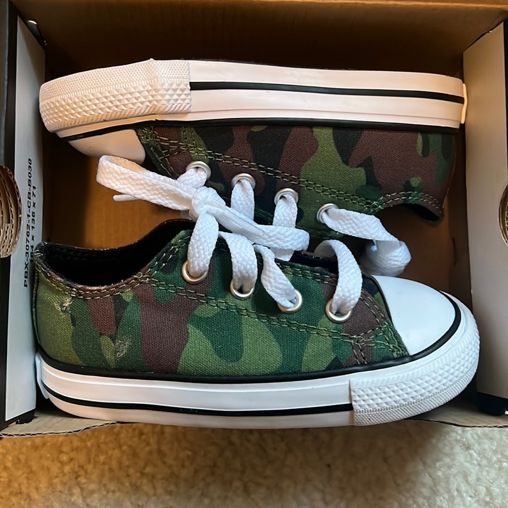 Converse. Slightly worn. Size 6 (TD)